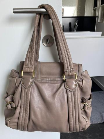 Een grote handtas van Marc Jacobs beschikbaar voor biedingen