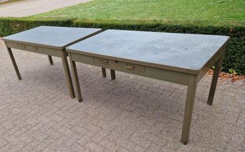 Vintage industriële bureau  beschikbaar voor biedingen