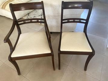 2 stoelen donkerhout met beige stoffen zit beschikbaar voor biedingen