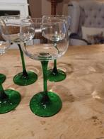 Vintage wijnglazen op groene voet, Enlèvement ou Envoi