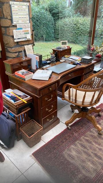 Bureau, bruin hout, 130 x 70 cm met draaistoel beschikbaar voor biedingen