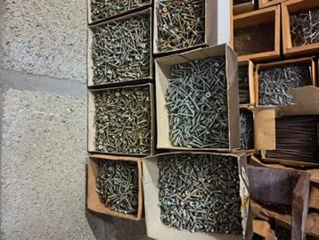 Schroeven en nagels beschikbaar voor biedingen