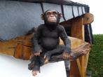 beeld van een aap zittend op een tak met reliëf, subliem!, Tuin en Terras, Nieuw, Kunststof, Ophalen of Verzenden, Dierenbeeld