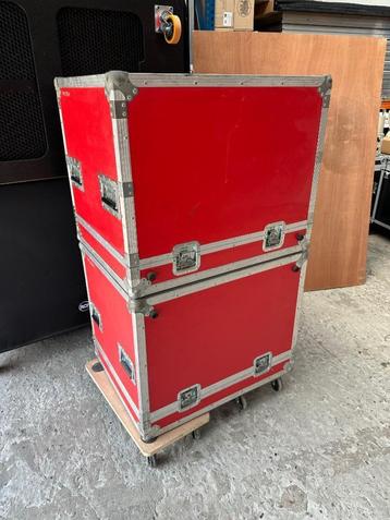 Rode flightcase beschikbaar voor biedingen