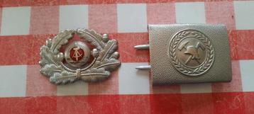 orginele mutskokarde /badge DDR en riemslot beschikbaar voor biedingen