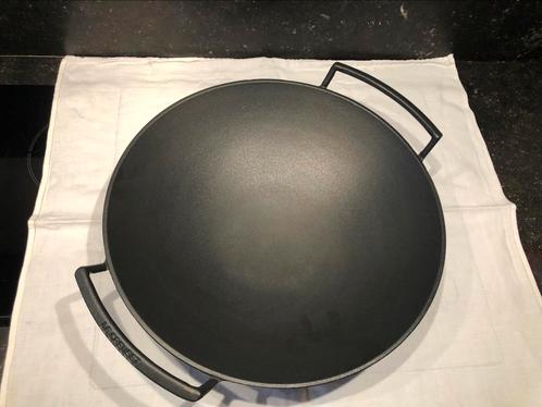 Wok-wadjan LE CREUSET en fonte 36 cm, Maison & Meubles, Cuisine | Casseroles & Poêles, Comme neuf, Wok, Fonte, Plaques à induction