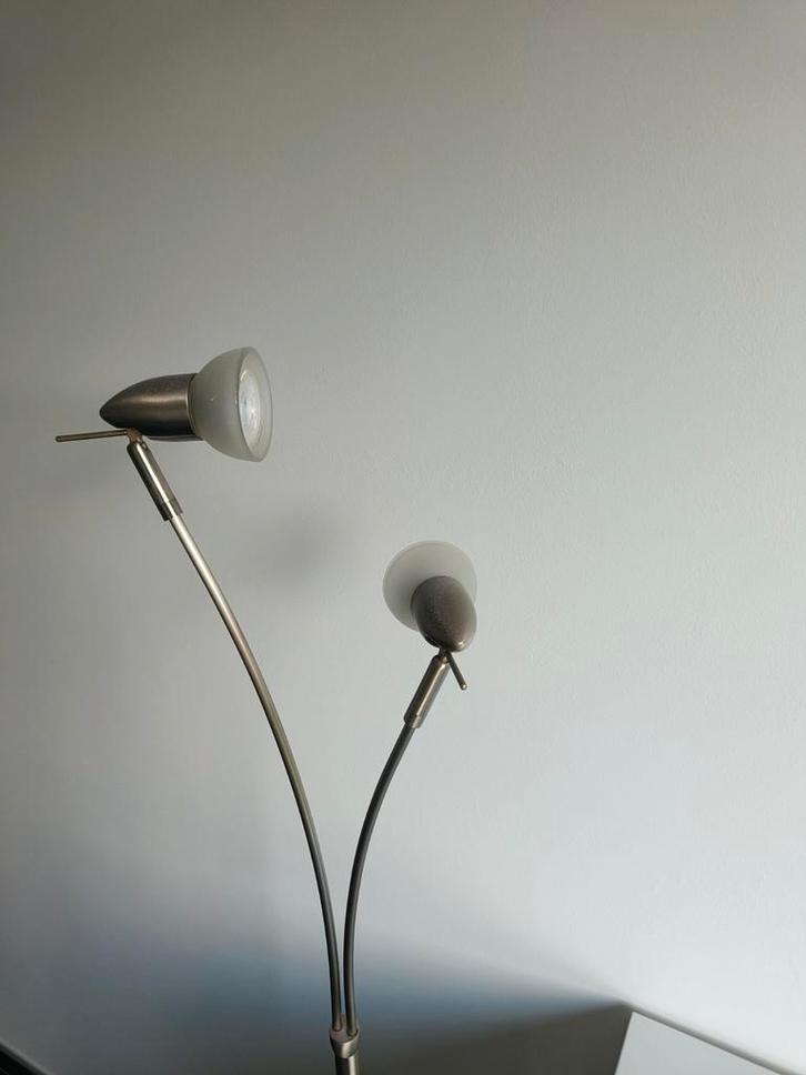Vloerlamp 2 Spots | Nikkel/Chroom | Flexibel & Modern, Huis en Inrichting, Lampen | Vloerlampen, Gebruikt, Ophalen