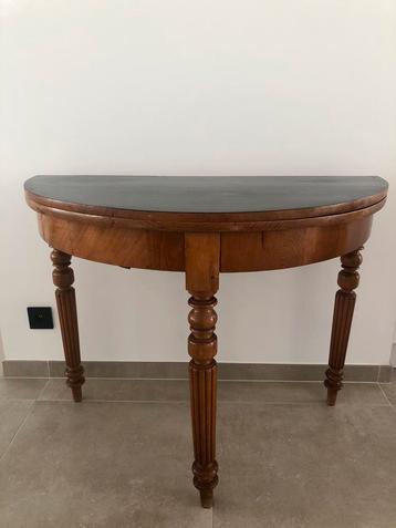 Halvemaan -> ronde eettafel met verrassing beschikbaar voor biedingen