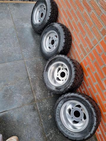 Quad banden met velg beschikbaar voor biedingen
