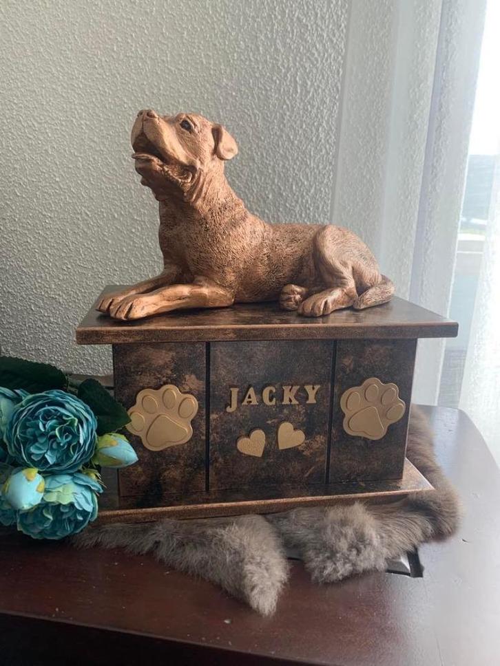 Amerikaanse Bulldog hondenbeeld op urn als set handgemaakt, Dieren en Toebehoren, Honden-accessoires, Nieuw, Verzenden