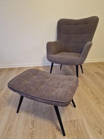 Fauteuil met hocker byLiving grijs disponible aux enchères