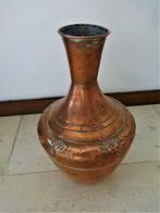 Rood koperen karaf met gehamerde decoratie., Ophalen of Verzenden