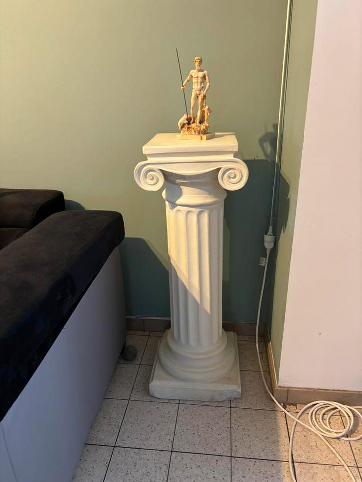 Mooie witte stenen zuil (Ionische stijl)., Huis en Inrichting, Woonaccessoires | Zuilen en Pilaren, Zo goed als nieuw, Ophalen