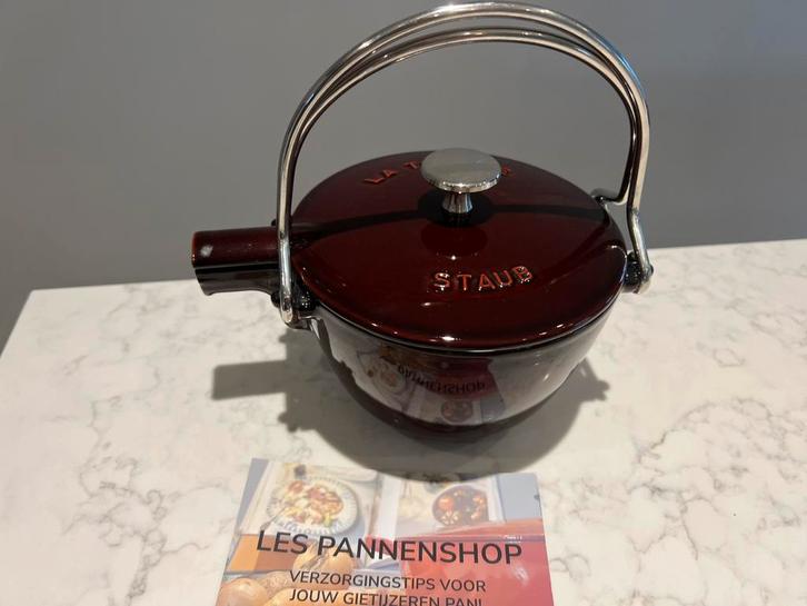 Zeer gave Staub La Theiere Grenadine theepot gietijzer, Huis en Inrichting, Keuken | Potten en Pannen, Zo goed als nieuw, Overige typen