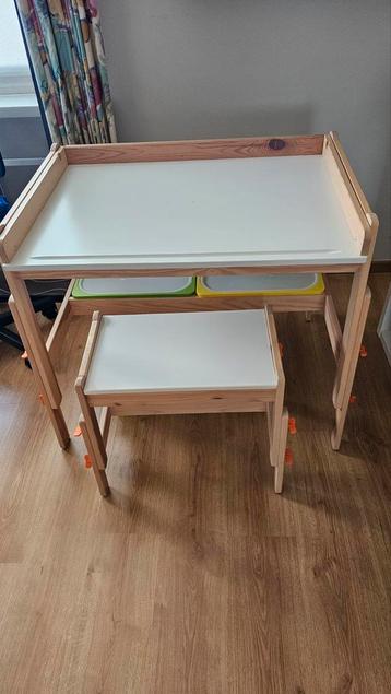 Kinderbureau met bijhorend bankje. disponible aux enchères