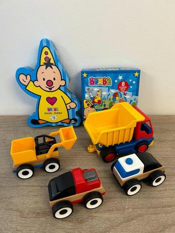 2 puzzels en 4 speelgoedauto's beschikbaar voor biedingen