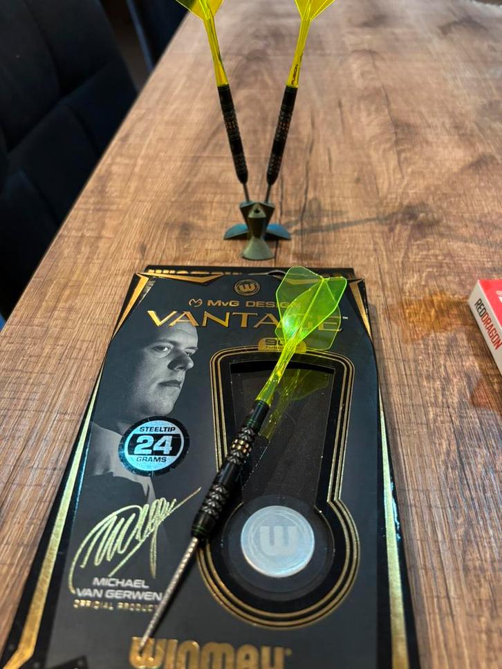 Darts pijlen en cases te koop, Sport en Fitness, Darts, Zo goed als nieuw, Pijlen, Ophalen of Verzenden