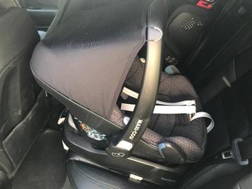 Maxi Cosy bb + klein kinderzitje + 2 isofix-onderstellen beschikbaar voor biedingen