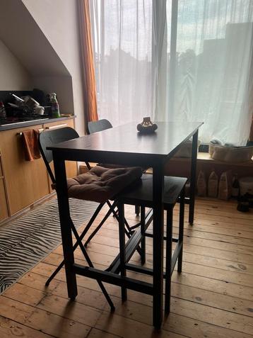 Table haute chaises et tabouret beschikbaar voor biedingen