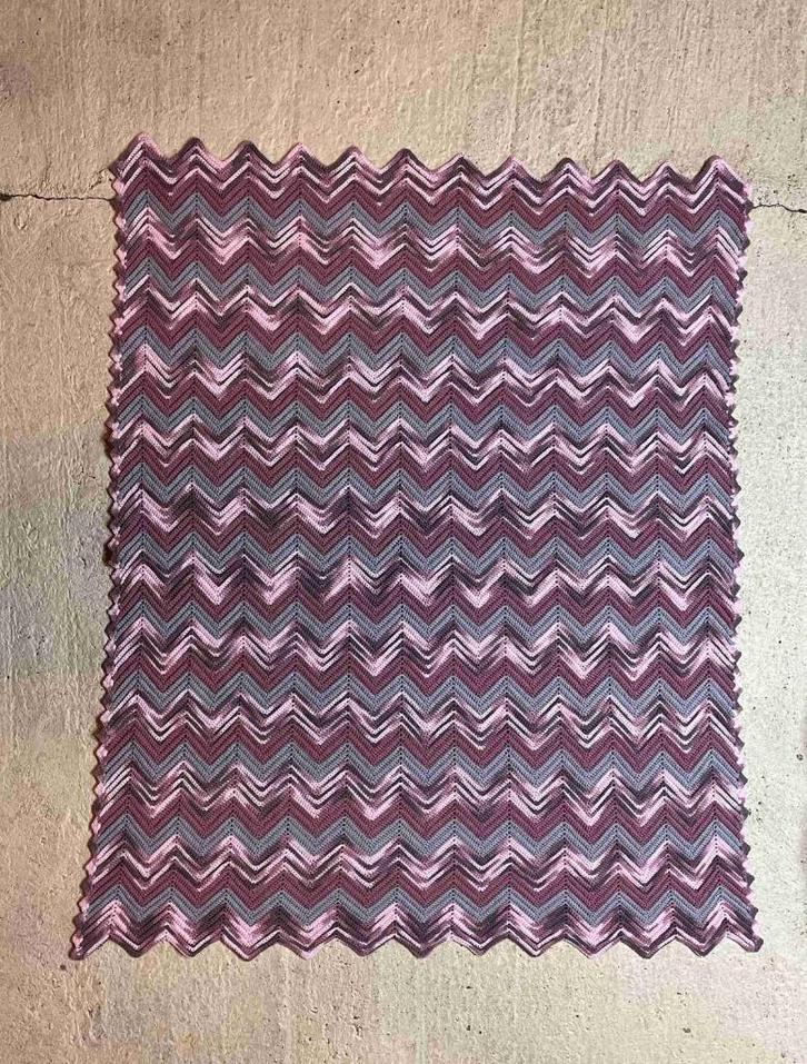 Granny woondeken kleed plaid zigzag roze grijs 168/136, Huis en Inrichting, Woonaccessoires | Plaids en Woondekens, Zo goed als nieuw