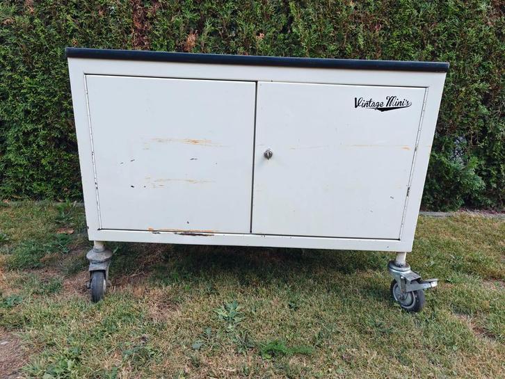 Metalen kastje op wielen, Huis en Inrichting, Kasten | Lockerkasten, Ophalen