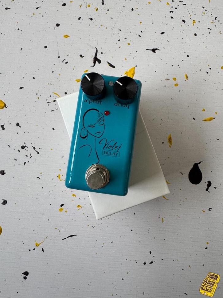 Red Witch Seven Sisters Violet Delay, Muziek en Instrumenten, Effecten, Zo goed als nieuw, Delay of Echo, Ophalen of Verzenden