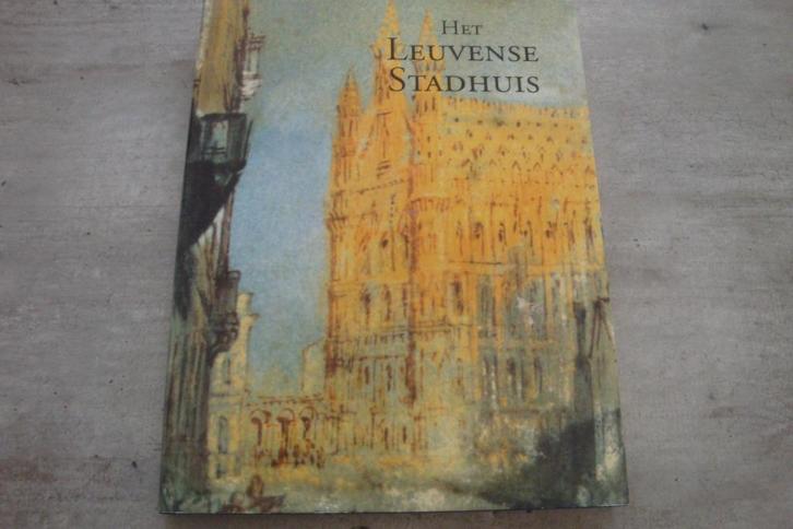 HET LEUVENSE STADHUIS -PRONKJUWEEL VAN DE BRABANTSE GOETIEK, Boeken, Geschiedenis | Stad en Regio, Gelezen, Ophalen of Verzenden