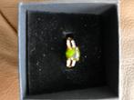 goudkleurige ring met groene steen en kleine steentjes, Handtassen en Accessoires, Ringen, Overige materialen, Met edelsteen, Ophalen of Verzenden