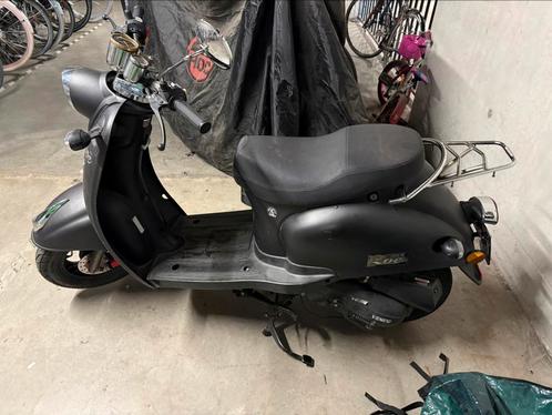 Zoë scooter 4tank export  lees beschrijving goed!, Fietsen en Brommers, Snorfietsen en Snorscooters, Zo goed als nieuw, Ophalen of Verzenden
