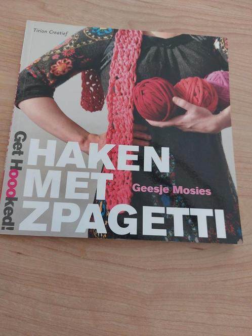 Geesje Mosie - Devenez accro ! Crochet avec zpagetti, Livres, Loisirs & Temps libre, Comme neuf, Enlèvement