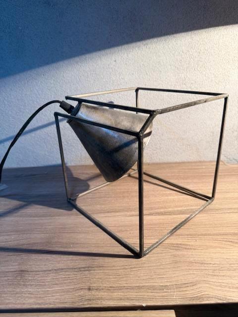 Moderne Industriële lamp – Metaal., Huis en Inrichting, Lampen | Tafellampen, Nieuw, Metaal, Verzenden