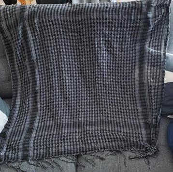 Prachtige zwarte sjaal. 105cm x115 cm. In goede staat beschikbaar voor biedingen