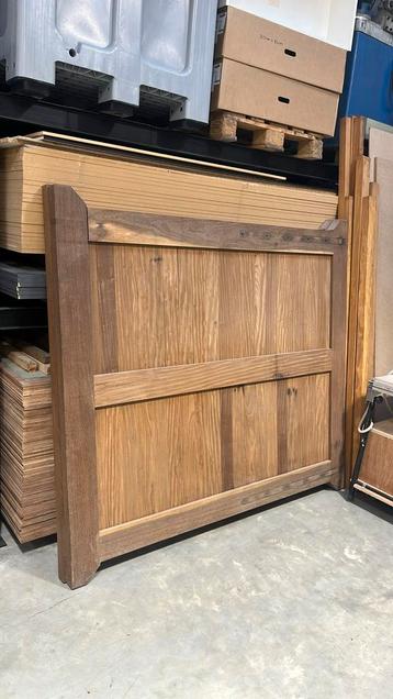 Poort in masief hout beschikbaar voor biedingen