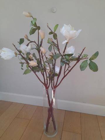 Vaas met kunstbloemen beschikbaar voor biedingen