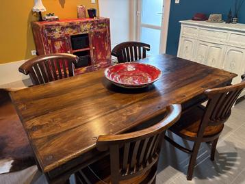 hardhouten tafel beschikbaar voor biedingen