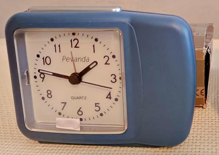 Réveil PEVANDA à quartz, rectangulaire, bleu et blanc, neuf, Huis en Inrichting, Woonaccessoires | Klokken, Nieuw, Wekker of Tafelklok