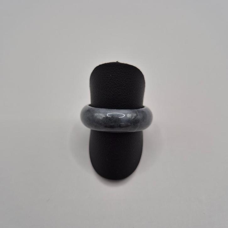 Natuurlijke jadeïet ring type A, Handtassen en Accessoires, Kettinghangers, Zo goed als nieuw, Steen of Mineraal, Grijs, Met edelsteen
