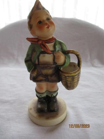 hummel Goebel village boy beschikbaar voor biedingen