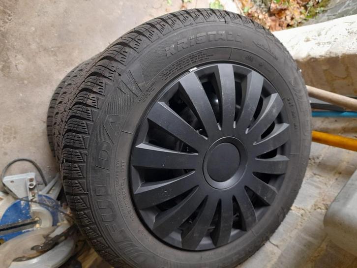 Set winterbanden gemonteerd op velgen met wieldoppen, Auto-onderdelen, Banden en Velgen, Band(en), Winterbanden, 15 inch, 195 mm