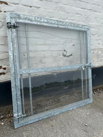 Stal raam met plexiglas beschikbaar voor biedingen