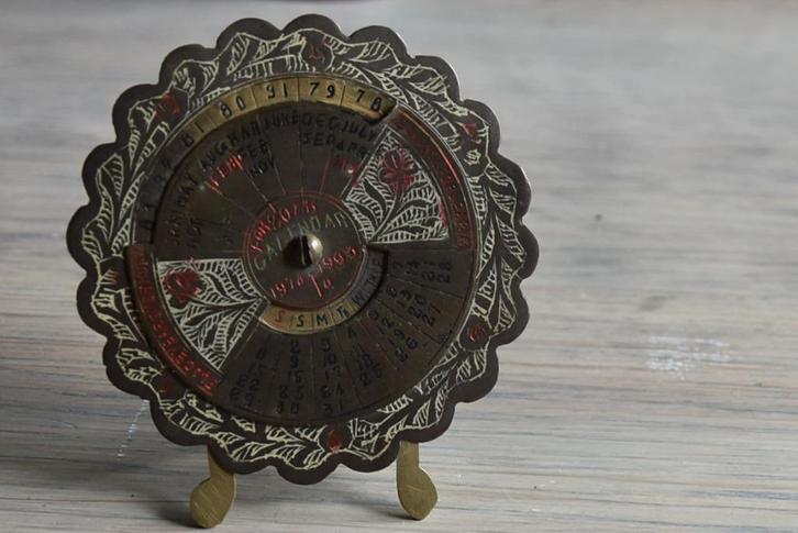 ancien calendrier mécanique calendrier, Antiquités & Art, Curiosités & Brocante, Envoi