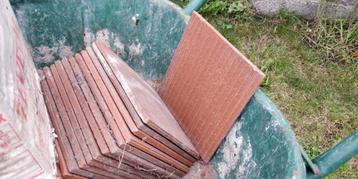 Rode tegeltjes (20*20cm) beschikbaar voor biedingen
