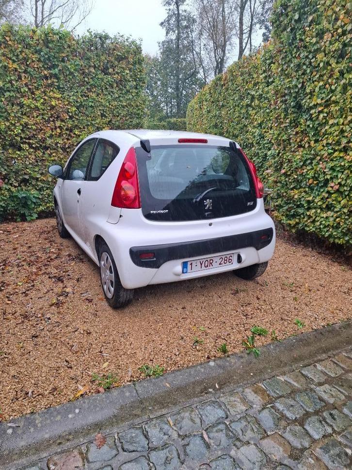 petit filou, Auto's, Peugeot, Particulier, Airbags, Benzine, Euro 4, Stadsauto, 3 deurs, Handgeschakeld, Wit, Grijs, Stof, Voorwielaandrijving