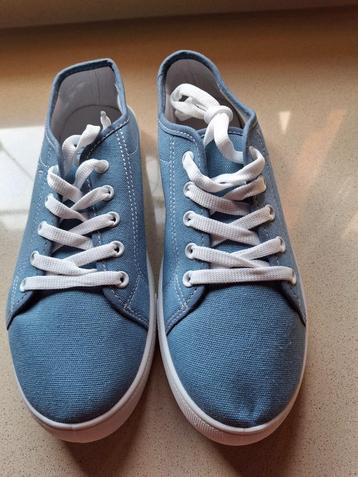 Lichtblauwe damessneakers beschikbaar voor biedingen