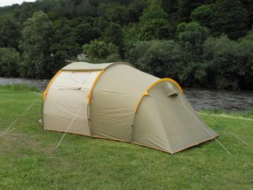 Tente tunnel pour 4 personnes disponible aux enchères