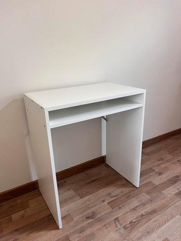 Klein bureautafeltje of bijzettafel beschikbaar voor biedingen