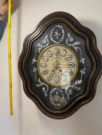 Antieke wandklok oeil de boeuf beschikbaar voor biedingen