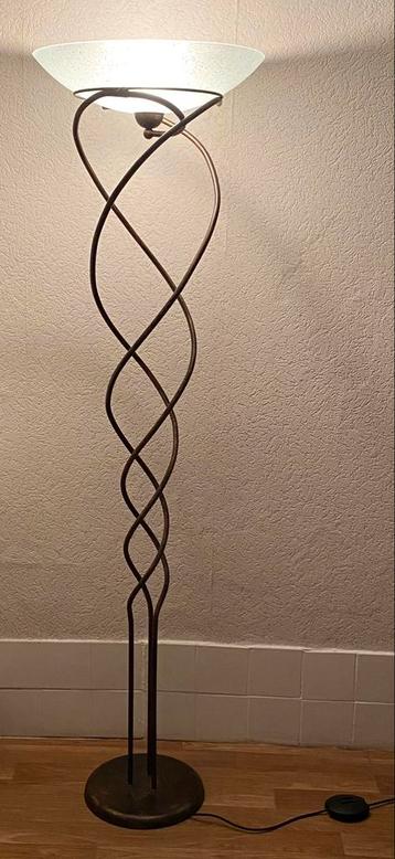 Design vloerlamp in gedraaid smeedijzer op voet, prijs: 70€ beschikbaar voor biedingen