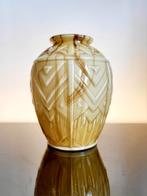 Vase art déco en verre opalin avec relief, probablement Verr, Antiquités & Art, Enlèvement ou Envoi