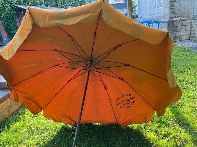 Description TRÈS ANCIEN PARAPLUIE EN BÂCHE. ANNÉES 50., Jardin & Terrasse, Parasols, Utilisé, Parasol sur pied, 1 à 2 mètres, Inclinable